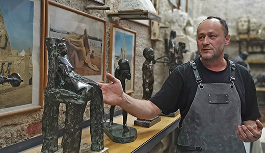 The tour of the sculptor's studio